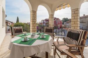 Elegant two-bedroom apartment with terrace in Rovinj