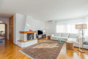 Elegant two-bedroom apartment with terrace in Rovinj