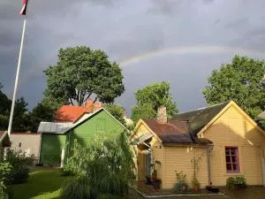 Koka mājiņa ar dārzu blakus Lielupei - Varkaļi
