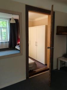 Koka mājiņa ar dārzu blakus Lielupei