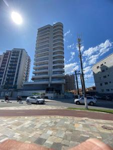 Apartamento Praia Grande, Pé na areia, vista ao mar, próximo a feira de artesanato caiçara.