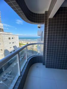 Apartamento Praia Grande, Pé na areia, vista ao mar, próximo a feira de artesanato caiçara.
