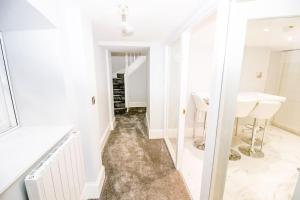Spacious 2 bed city centre apartment with parking