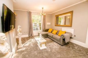 Spacious 2 bed city centre apartment with parking