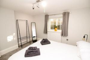 Spacious 2 bed city centre apartment with parking