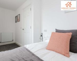 Large 5BR Townhouse Ideal for Contractors & Group Stays - Free Parking - City Centre - ! By Hinkley Homes Short Lets & Serviced Accommodation