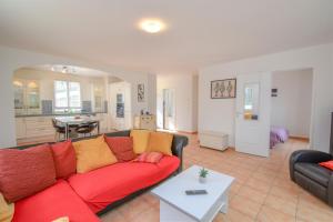 Maisons de vacances CHARMANTE MAISON CLIMATISEE AVEC PISCINE : photos des chambres