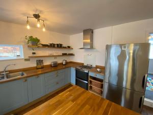 Tipsy Cottage with fire-pit and BBQ