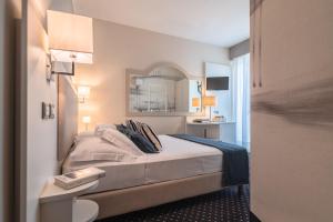 Classic Double or Twin Room with Balcony and Lateral Sea View room in Hotel Anthony