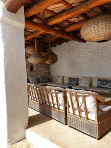 Comme un hameau de charme dominant lOcéan