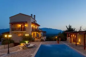 Villa Amfithea in Plaka BY APOKORONAS-VILLAS - Dhrápanos