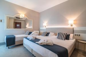 Chambre Double ou Lits Jumeaux Confort avec Balcon - Vue Latérale sur Mer