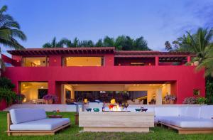 Stunning 7Bd Beachfront Villa Fully Staffed with access to St Regis 4 Seasons & More