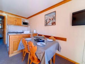 Appartement skis aux pieds, 4 personnes, balcon sud - FR-1-344-854