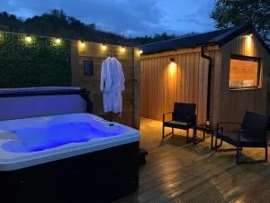 River Huts, Highland River Retreat with Hot Tub - Daviot
