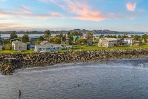Cozy Coastal Getaway • Panoramic Ocean Views