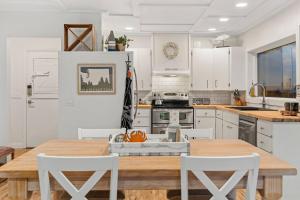 Cozy Coastal Getaway • Panoramic Ocean Views