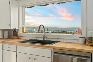 Cozy Coastal Getaway • Panoramic Ocean Views