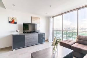 Luxurious 2BDR condo located in Prestigious Tower.