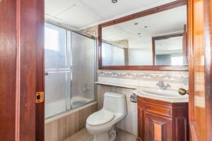 Luxurious 2BDR condo located in Prestigious Tower.