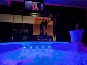 La loveroom bdsm de Nice " la chambre luxe des désirs "