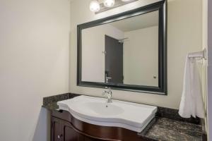 King Room with Whirlpool - Non-Smoking room in Best Western Alderwood