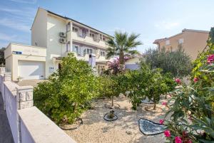 Apartments with a parking space Vodice - 6178 