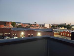 NOOGA ABNB DT. 1 King & 1 Queen bds.