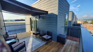 NOOGA ABNB DT. 1 King & 1 Queen bds.