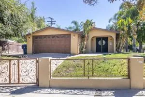 Woodland Hills 3 bedroom w/ pool and spa - Glenview