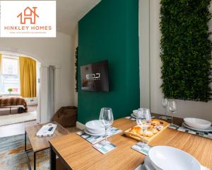 Stanley House - 7 doubles! - Parking! - City Links By Hinkley Homes Short Lets & Serviced Accommodation