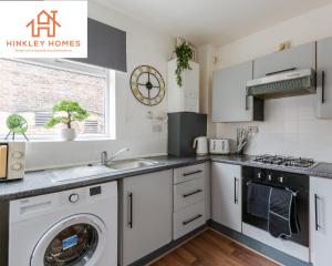 Stanley House - 7 doubles! - Parking! - City Links By Hinkley Homes Short Lets & Serviced Accommodation