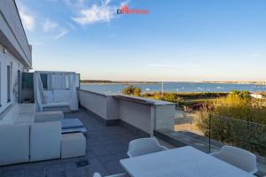 El Anfitrión - Barra del río