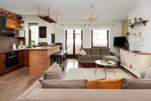Gdynia Centrum Wyjątkowy Apartament przy Promenadzie z Balkonem by Noclegi Renters