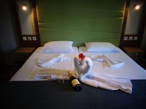 Niki Studios Sea - Front