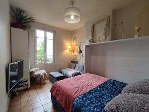 Appartements PARIS AUTHENTIC HOUSE Small, bright and calm studio : photos des chambres