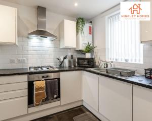 Newbuild 4bed - City Centre - Free secure parking! By Hinkley Homes Short Lets & Serviced Accommodation