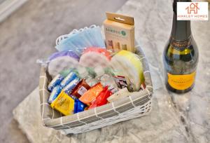 The Highstreet Retreat - Luxurious, Central & Spacious! By Hinkley Homes Short Lets & Serviced Accommodation