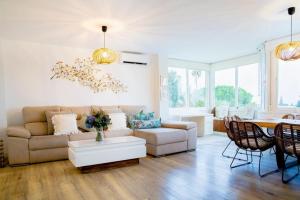 Beautiful spacious two bed facing the Ocean!