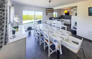 Maisons de vacances Beautiful home in Lilia, Plouguerneau with 4 Bedrooms and WiFi : photos des chambres