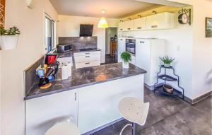 Maisons de vacances Holiday Home Lilia Plouguerneau With Sea View 02 : photos des chambres