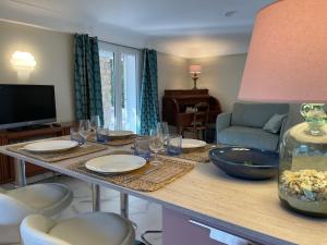 Rez-de-chaussée dans grand jardin provençal, à la villa Tatiana