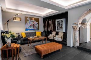 The Hadrian Wall - A Historic Acropolis Villa