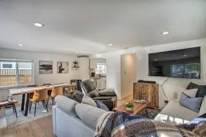 Cozy Coeur dAlene Getaway with Fire Pit, Near Dtwn - Eddyville