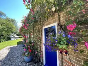 Adorable two bed Norfolk broads holiday home - river views with moorings & fishing - 斯塔勒姆