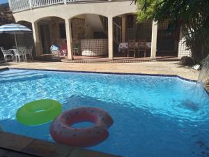 Casa de novela , Sol e piscina