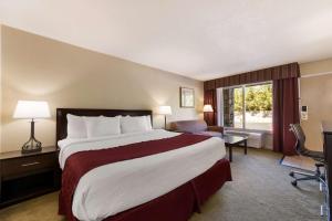 Downstairs King Room - Non-Smoking room in Best Western Mountain Lodge At Banner Elk
