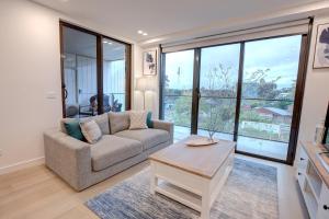 The Hamptons - Lux 2 Bed 2 Bath, Pool - Central Location