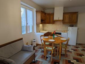 Maison de plain-pied avec jardin clos, jeux enfants, vélos, animaux acceptés, proche Montbron - FR-1-653-6