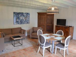 Gîte spacieux avec jardin, piscine, cheminée, et équipements bébé au cœur des vignes du Cognac - FR-1-653-59